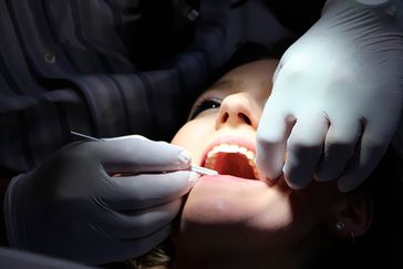 Bilbident mujer en revisión odontológica